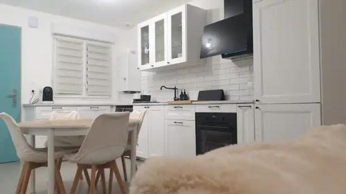 Lons Casa | Chambre calme dans une maison neuve avec jardin