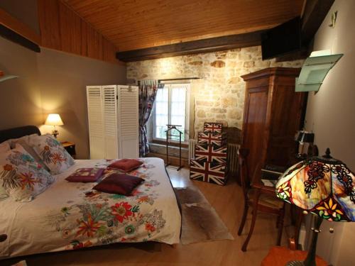 Aydoilles Cama Y Desayuno | Chambre d'hôtes avec salle d'eau privée dans un Prieuré historique - FR-1-589-737