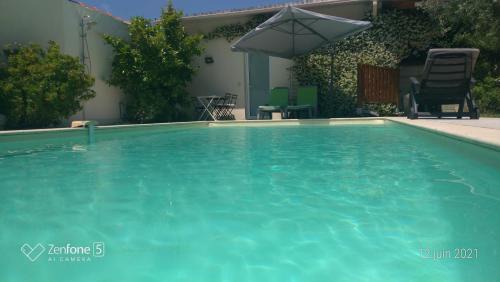 Talence Cama Y Desayuno | Chambre direct piscine
