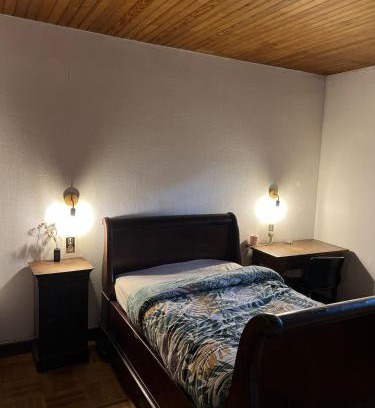 Hopitaux-Facultes Casa | Chambre en bois dans une ancienne bâtisse