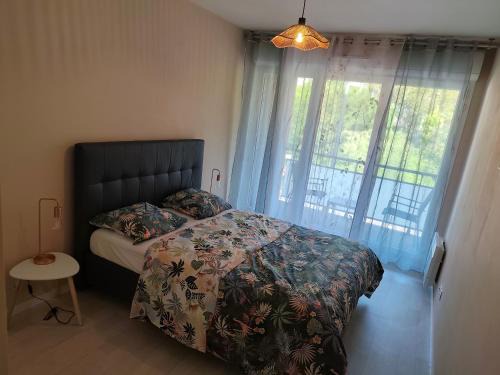 Deville-les-Rouen Casa | Chambre moderne avec balcon dans un appartement