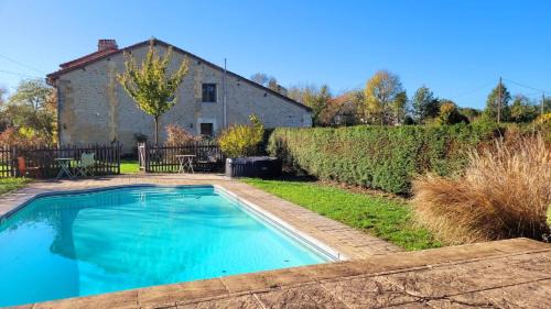 Leguillac-de-Cercles Casa | Chambre, sauna, piscine à la campagne