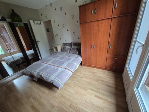 Nouzilly Casa | Chambre verte dans un appartement independant de l habitation