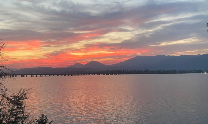 Sandpoint Cabina | Champagne Sunsets Lakefront with Loft & Dock, View & private waterfront