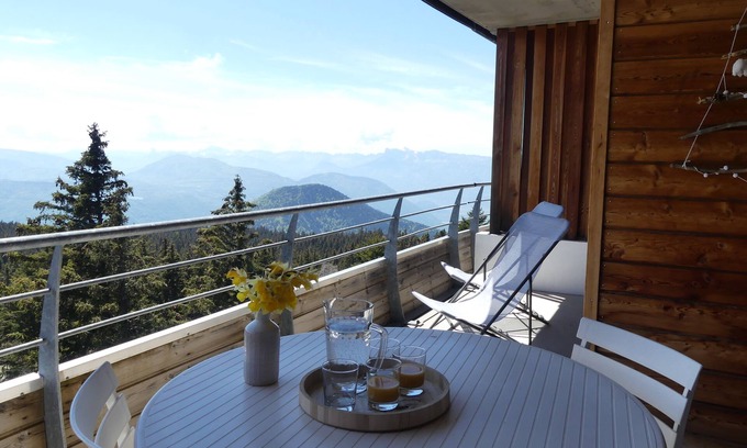 Chamrousse Apartamento | Chamrousse apartamento al pie de las pistas, vista panorámica de las montañas.