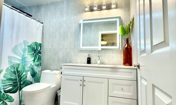Pumpkin Center Casa | Chandelier Retreat 3BR/2BA King Bed 85” TV Netflix