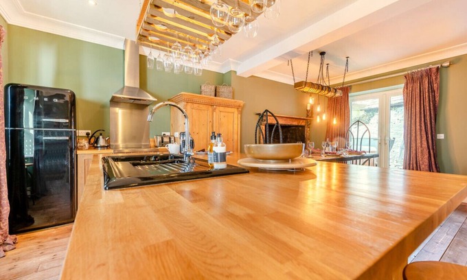 Laugharne Casa | Chandlers Cottage - Four Bedroom House, Sleeps 8