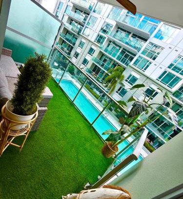 Channel District Apartamento | Channelside Luxury Retreat Spacious 2BR 2BA Condo with Pool, Balcony, Sauna & Gym