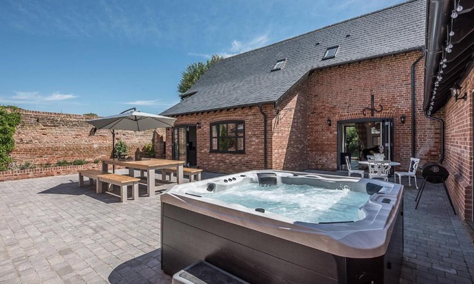 Ipswich Casa | Chapel Cottage at Pond Hall Farm, Stunnning Property with Private Hot Tub, Hadleigh