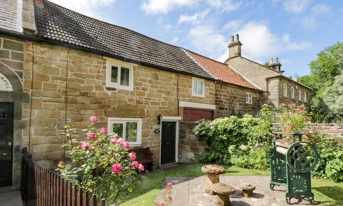 Redcar Cabaña | CHAPEL COTTAGE, pet friendly, with open fire in Saltburn-By-The-Sea