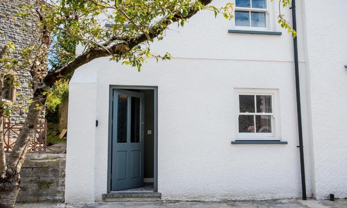 Laugharne Casa | Chapel View- Beautiful central cottage with nearby Restaurants & Castle walk