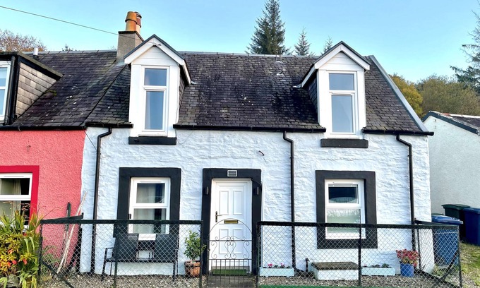 Strachur Cabaña | Chapelton Cottage by Loch Fyne, picturesque location