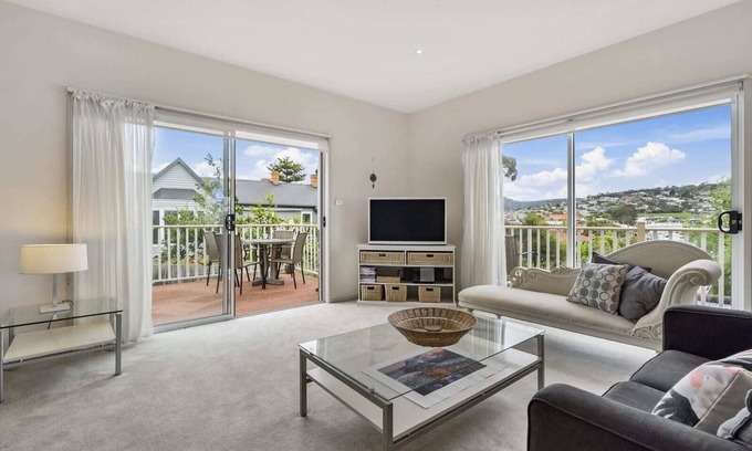 Bellerive Casa | Chapman Street Townhouse - walk beach & stadium