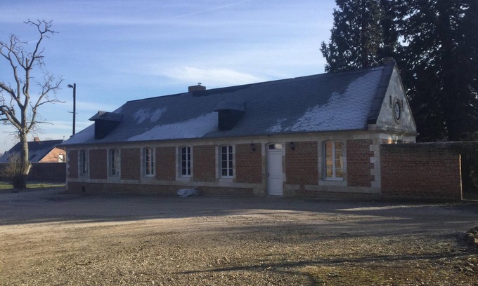Courcelles-sous-Moyencourt Cabaña | Casa de personajes dentro de los terrenos del castillo con descubrimiento de llamas