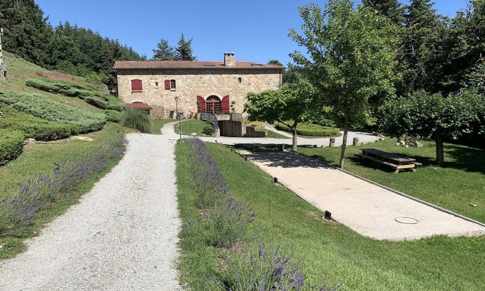 Saint-Apollinaire-de-Rias Casa | Casa de piedra de carácter en un parque de 5 Ha que ofrece 15 camas y más