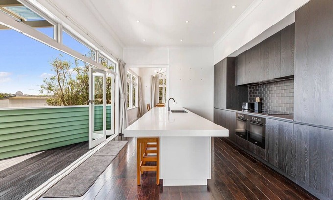 Greenlane - Ellerslie Casa | Character-Filled Home w/Parking