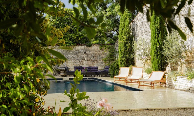 Beauvais sur Matha Casa | Casa de carácter con piscina en medio de un pueblo idílico