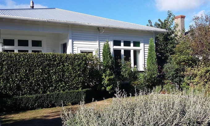 Hawera Casa | Character home close to amenities
