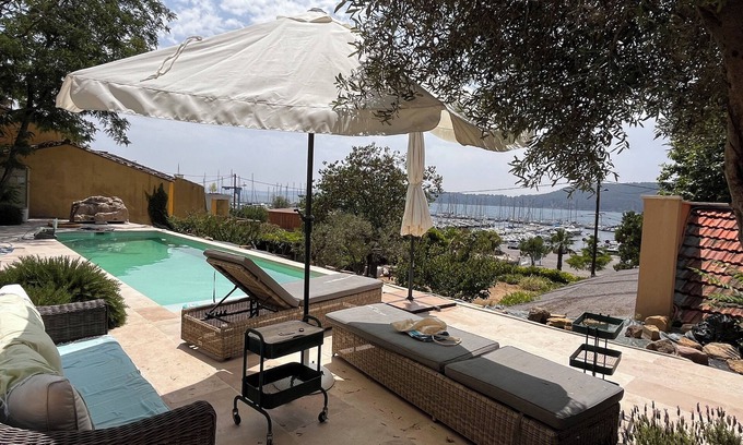 Saint-Chamas Casa | Character house with swimming pool on the small port of a Provencal village