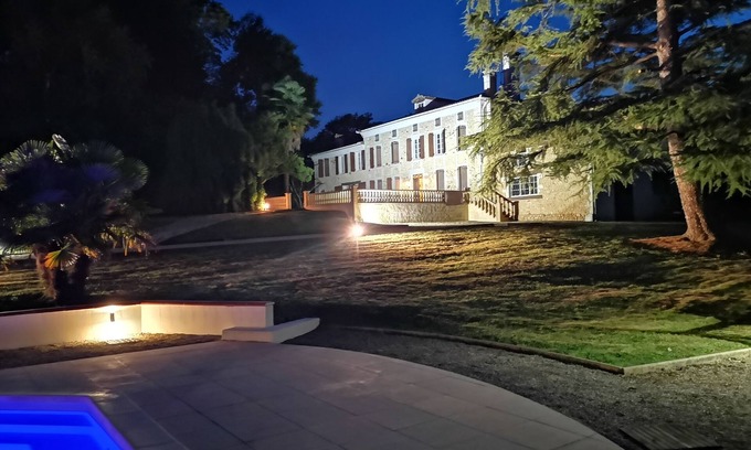 Horsarrieu Villa | Característica villa de época de piedra para hasta 14 cerca de todos los servicios con piscina climatizada.