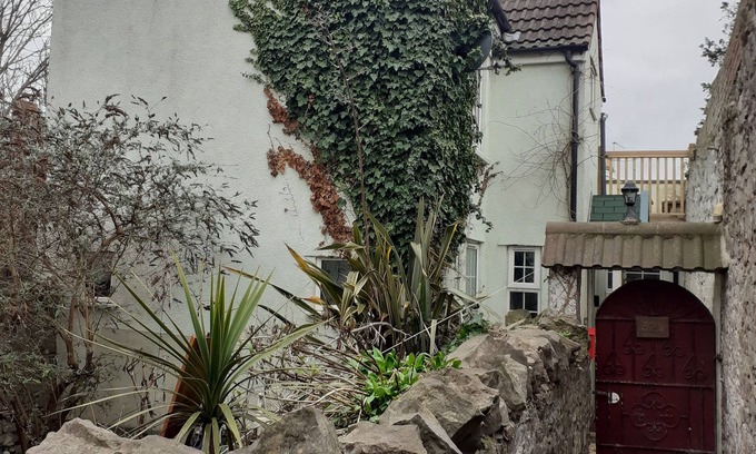Weston-super-Mare Cabaña | Characterful Cottage near the Beach, Shops & Pier