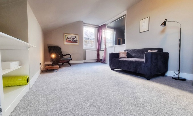 Harlesden Apartamento | Characterful west London 1BR flat split over two levels with roof terrace