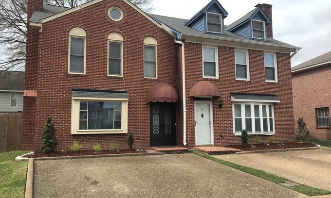 Tougaloo Casa | Charismatic Northeast Jackson Townhouse