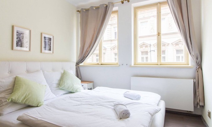 Mala Strana Apartamento | Charles Bridge Tower / Prague Castle view