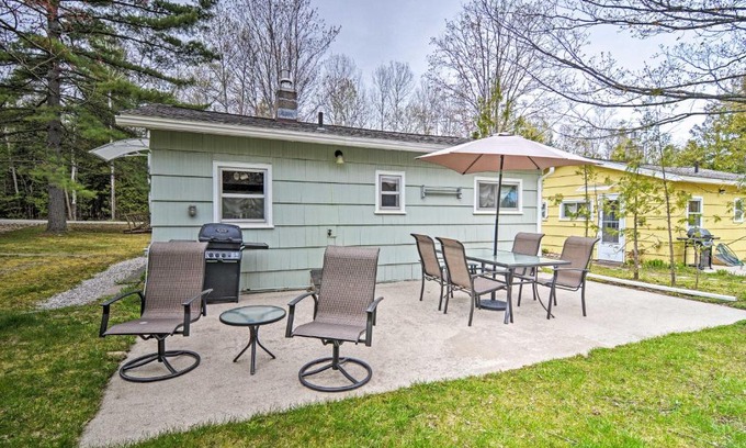 Charlevoix Casa | Charlevoix Cabin with Patio and Grill - Steps to Lake!