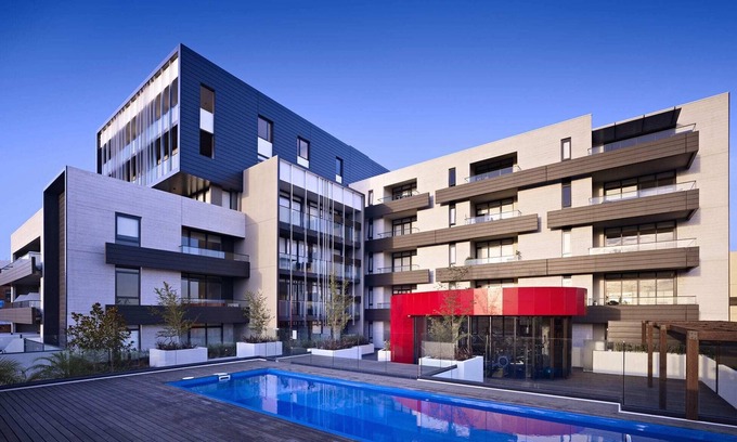 Richmond North Apartamento | 'Charlie' in Richmond | King Bed, Free Secure Parking, Gym & Pool