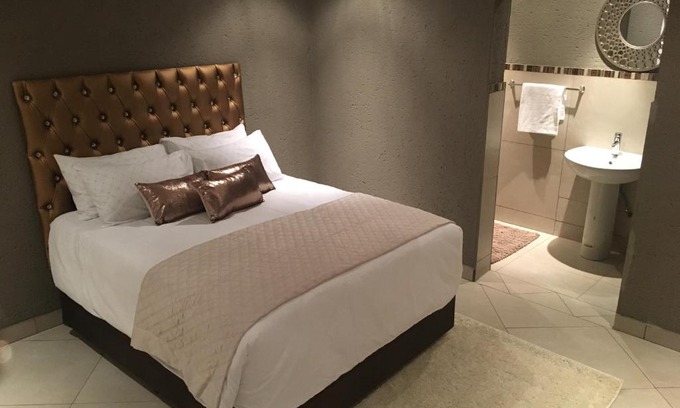 Elias Motsoaledi Casa | Charli’s Lodge