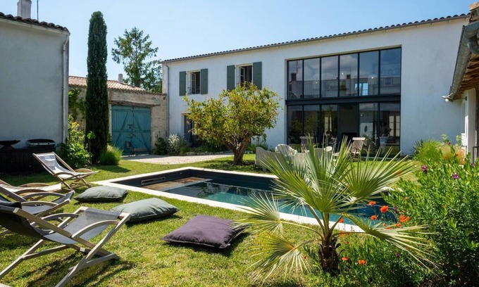 La Flotte Casa | Charm et Space in a Renovated Former Winery