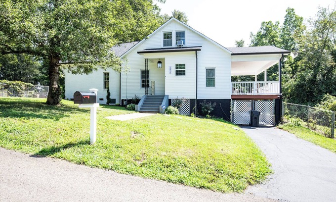Knoxville Casa | Charm of Crestview! 5-bedroom house in serene Knoxville!