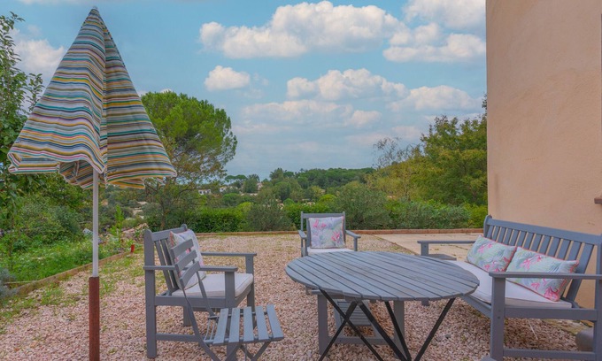 Brignoles Apartamento | Apartamento 'Charmant Appartement Brignoles' con terraza privada y aire acondicionado