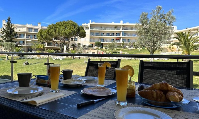 Albufeira Apartamento | Charmant appartement, calme avec vue piscine, 1km de la plage, Olhos de Agua