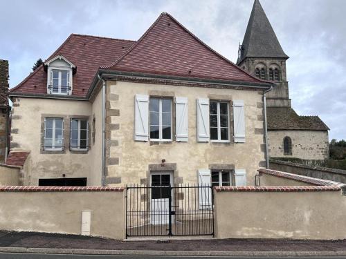 Theneuille Casa | Charmant gîte historique rénové à 2 niveaux avec parking et jardin - FR-1-489-571