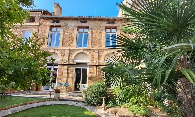 Beaumont-de-Lomagne Cama Y Desayuno | Charmant Gite aux Beaux Volumes, Jardin Privé, Idéal en Familles