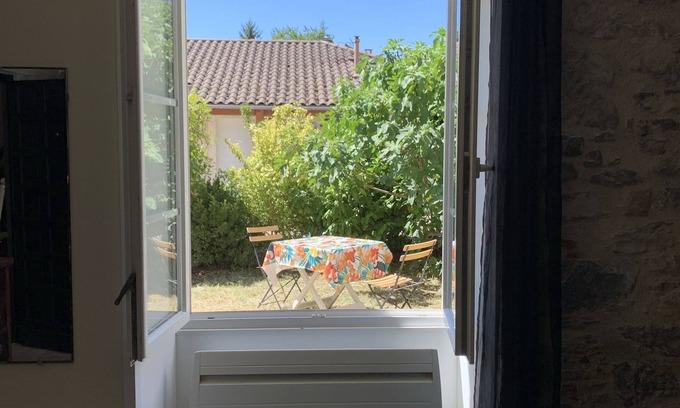 Pradines Apartamento | Charmant Studio au Calme en Rez de Chaussée Avec Pierres Apparentes