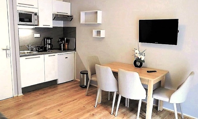 Bagneres-de-Luchon Apartamento | Charmant T2, hypercentre, calme, terrasse, parking, commerces