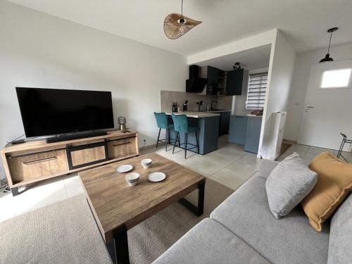 Ares Apartamento | Charmant T2 rénové avec balcon, proche plage et commerces