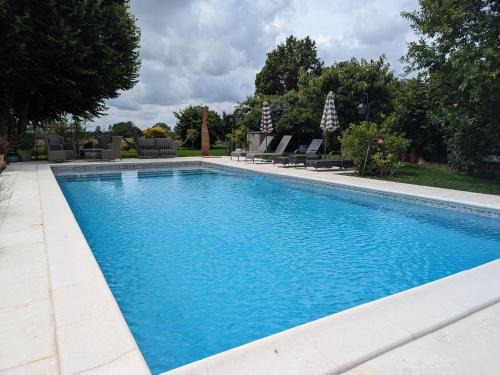 Paulnay Cama Y Desayuno | Charmante Chambre d'Hôtes avec Piscine Chauffée et Terrasse Privative dans le Parc de la Brenne - FR-1-591-597