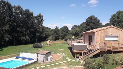 Chalandray Casa | Charmante maison avec piscine à Chalandray, 25 m²