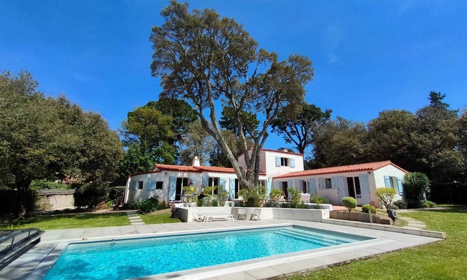 Pornic Casa | Charmante Villa de Bord de Mer, Avec Piscine, Situé Dans un Grand Parc Arboré