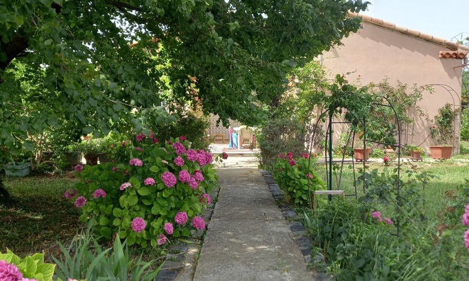 Arles Casa | Charme de Maison de Famille Fleurie au Calme