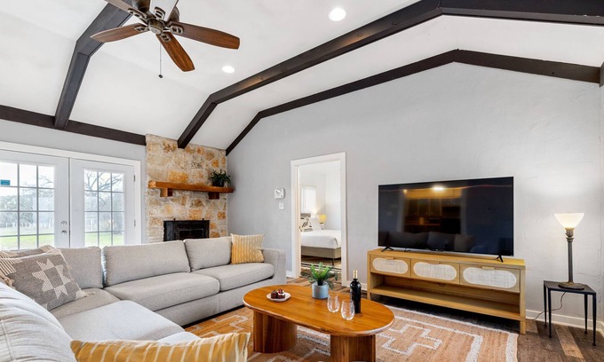 Dripping Springs Casa | Charmer in Downtown Dripping Springs Ritz on Old Fitz