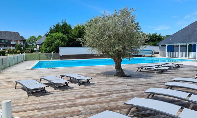 La Riviere-Saint-Sauveur Apartamento | Charming 54 m² apartment with swimming pool