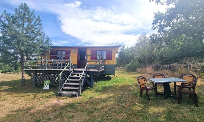 Ambierle Cabaña | Roulotte acogedora con terraza en entorno natural, ideal para familias, pesca y animales.