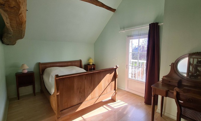 Saint-Cyr-en-Bourg Casa | Charming independent tufa house