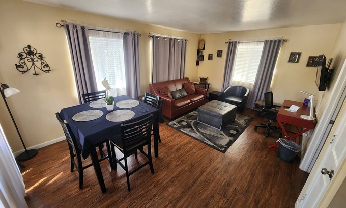 Keeling Apartamento | Charming 1-bed apt, cook-ready kitchen, laundry,5-8 mins to U of A and Downtown