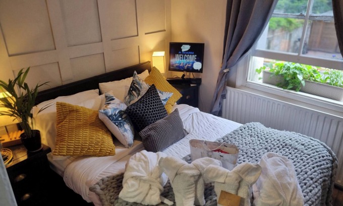 Fulwell and Hampton Hill Apartamento | Charming 1-bed Studio Annex,parking,kitchen,wifi